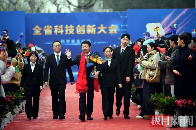 扎根家鄉(xiāng)護(hù)心腦健康！80后教授楊簡斬獲湖北科技進(jìn)步一等獎(jiǎng)(圖1)